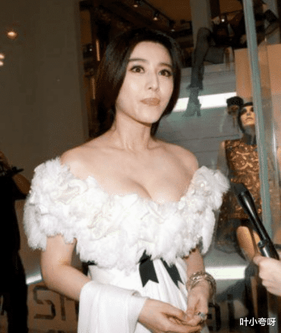 霍思燕：38岁范冰冰“撞衫”39岁霍思燕，同穿羽毛礼服，一个像天使、一个却像鸡毛掸子