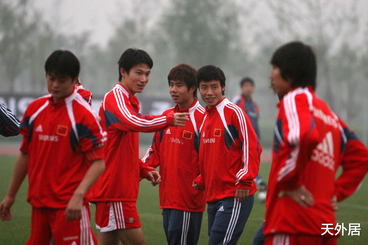 中国足球：“中国齐达内”正式退役，此时终于读懂，是谁毁掉中国足球天才！