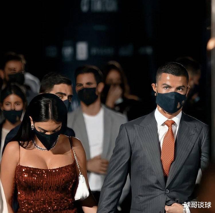 C罗|C罗女友乔治娜晒豪华晚餐！性感陪坐在C罗身旁，手中筷子熟练使用