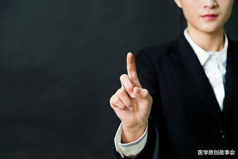 『肺癌』手指出现一种异常,能提示肺癌吗?医生提醒,吸烟时注意四个信号