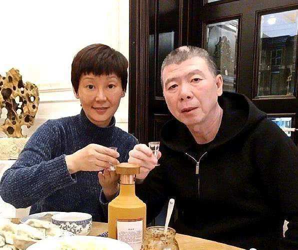 冯小刚|冯小刚饭局照曝光，被“大佬”搂在怀里很恭敬，徐帆在一旁不敢插嘴