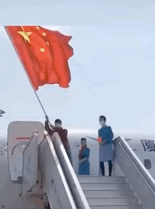 [武汉]身患绝症，金银潭院长坚持为他们送机！脚步看哭了…