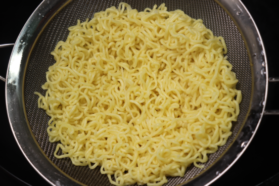 「泡面」煮泡面“最忌”先放面饼,难怪又油又难以下咽,原来顺序全错了