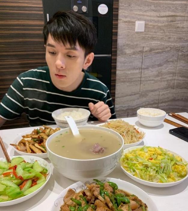 李佳琦|李佳琦的家大公开,口红墙让女生羡慕不已,大家都被浴室所吸引