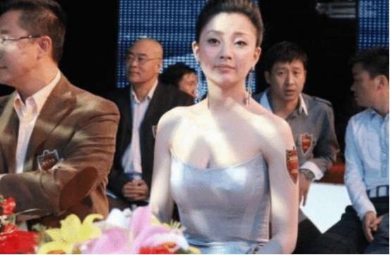 殷桃|? 她年轻时迷倒许多男人，却一直不结婚不生子，今40岁魅力十足