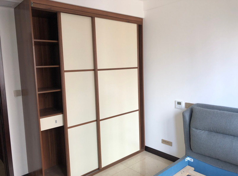 「」衣柜安装推拉门更节省空间吗？用了这么久才发现，空间被浪费了