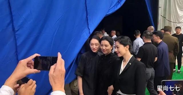 李小冉|高圆圆新剧开机！民国名媛造型像老师，同框李小冉演姐妹年轻太多