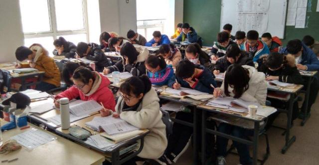高考|“宁可孩子成绩烂,也别送他去补课”20年教龄老师说,为什么
