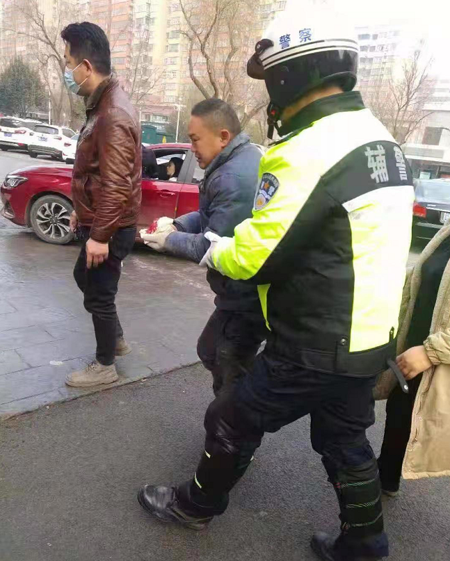 沭阳百事通 沭阳一男子手指不小心被切！正遇上班高峰期，情况紧急