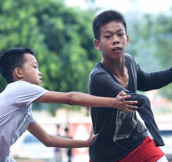 「杜锋」独臂少年单挑徐杰，获易建联签名球衣，杜锋的评价很贴心！