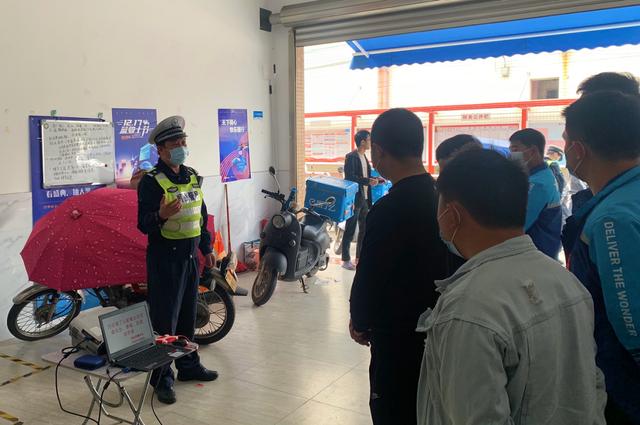 【外卖小哥】男子围观查车，被交警识破隐情！罚10000元、扣12分！