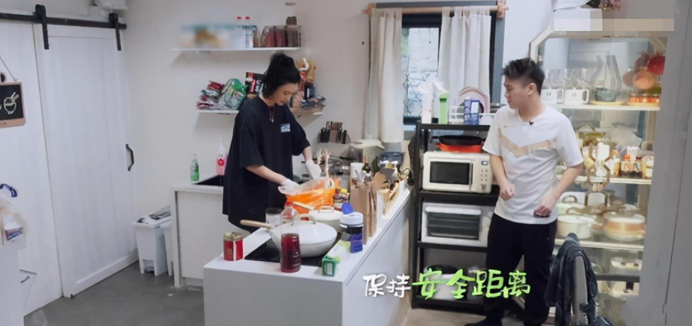 何猷君|录制节目时公然“开车”，奚梦瑶无奈瞪眼，何猷君精英形象崩塌