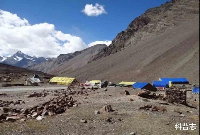 印度@山顶架起重型武器,印军逞强包围了21个村庄,这是要干嘛