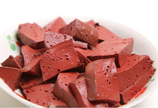 排毒|吃猪血后排出黑色大便，是体内毒素被排出来了？答案你可能想不到