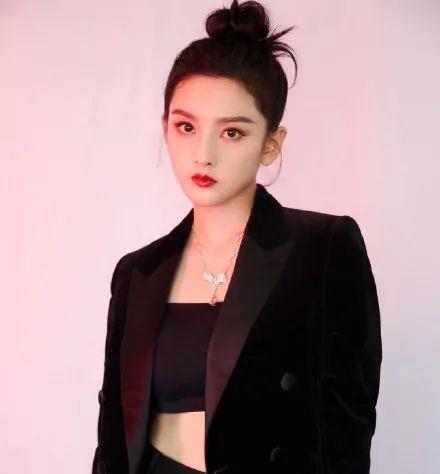 周游|童星光环出道，手持逆天资源，可这位小花怎么越来越网红了？