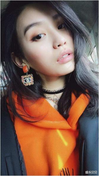 [奚梦瑶]阔太奚梦瑶近照曝光，扎高马尾穿橘色卫衣显活力，31岁嫩成21岁了
