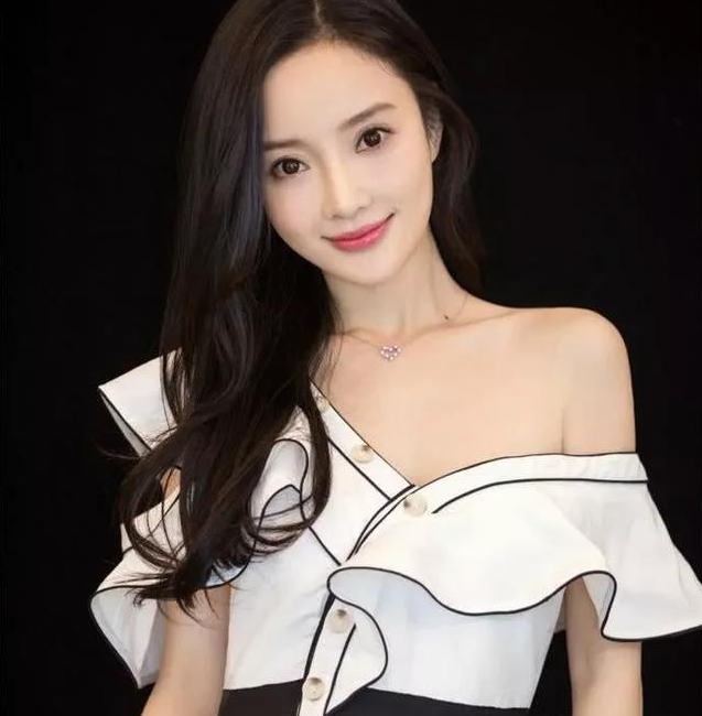 李小璐@李小璐17岁旧照被扒，没有滤镜没有浓妆，这颜值我跪了！