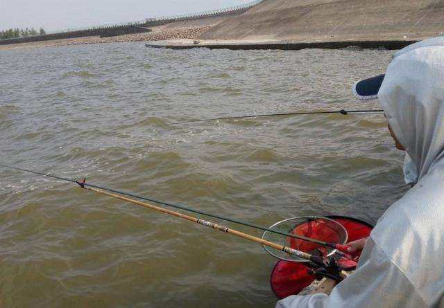 ▲这几种情况，常人都会呆在室内，唯有钓鱼人不畏艰辛，依然会钓鱼