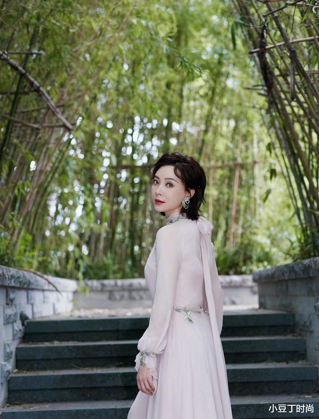 连衣裙|陈数新造型美爆了，穿粉色雪纺连衣裙配短发凹造型，优雅迷人