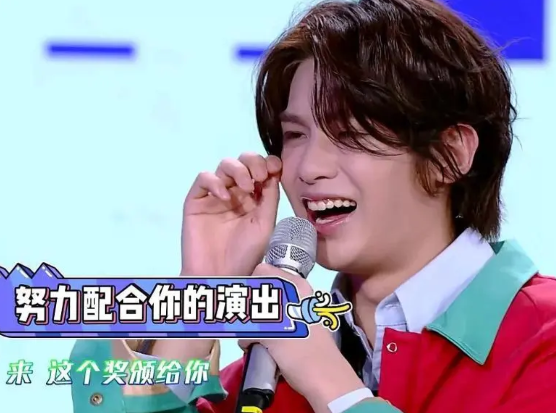 老赖|黄明昊录《快本》强颜欢笑，主持人肆无忌惮当面说“老赖”，太惨