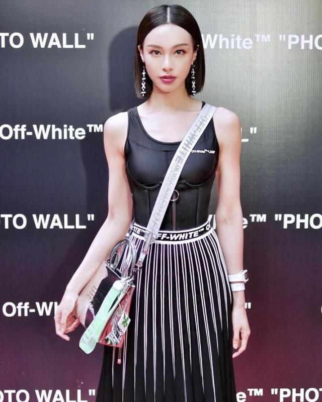 李云迪@李云迪钢琴女神徒弟出院：性感曲线傲人