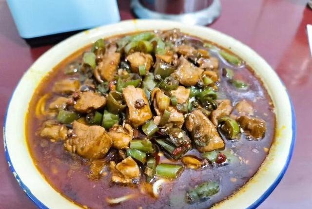 啊娇吃货美食汇 重庆一家开了18年的面馆，藏在坡坡底下，每天食客络绎不绝