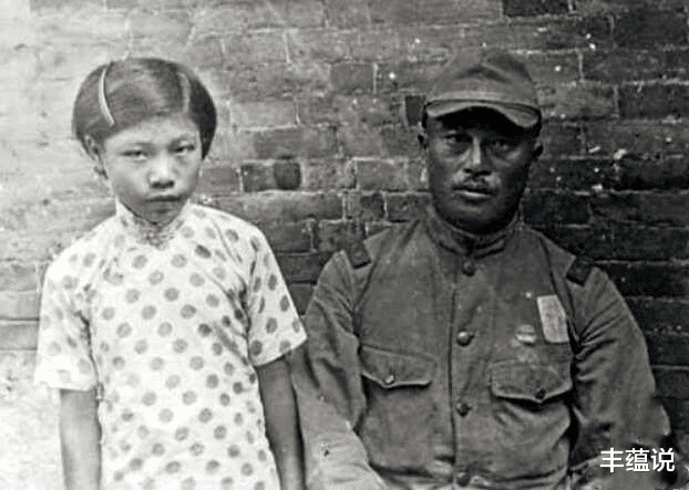 日军|镜头下真实的日本鬼子，别再让神剧忽悠了，图7被押往日军司令部的花季少女