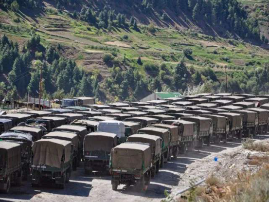 莫迪進退兩難！印軍搶運物資計劃受阻，數千輛卡車堵在瞭公路上-圖2