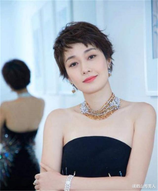 发型|?到了50岁的“家庭妇女”，有白发的剪这3种发型，减龄还洋气