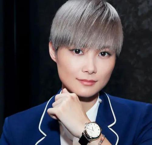 「苏醒」苏醒吐槽《乘风破浪》主题曲不好听不高级,终于有人说话了