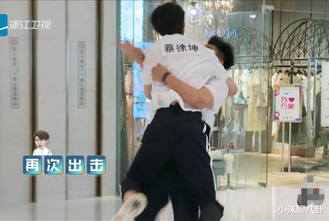 【郑恺】《奔跑吧》蔡徐坤秒撕郑恺被质疑作假,郑恺的衣袖暴露了是不是做戏