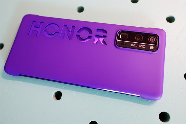 『荣耀30 pro』带有红外传感器孔，荣耀30 Pro配上这款外设颜值不低