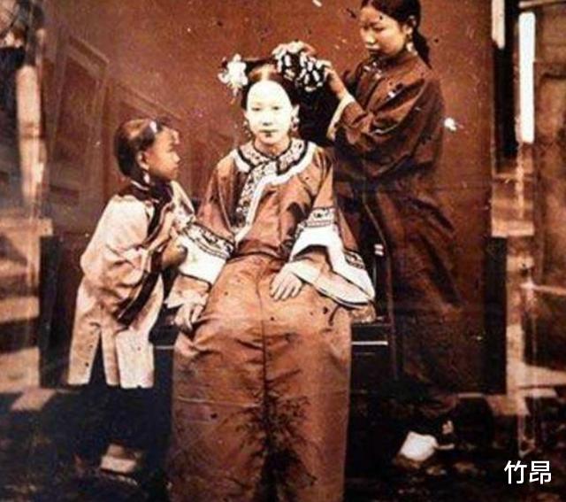 |身为妾室，她在饭桌前站了24年，儿子科举及第后丈夫说：坐下吃吧
