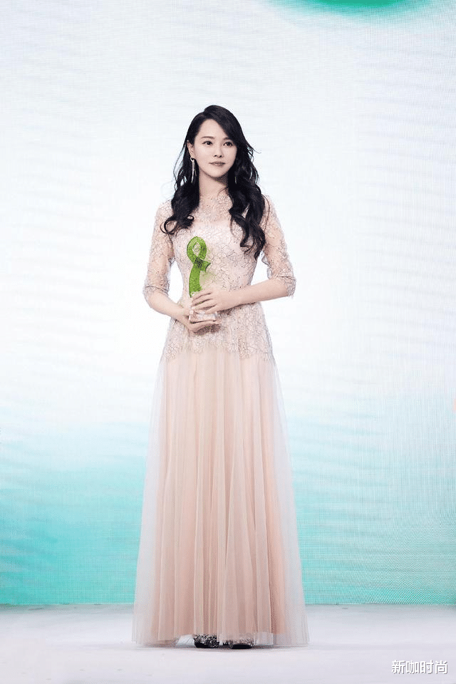 穿衣搭配@伊能静扮嫩成功，双马尾搭配公主袖短上衣，没人敢说她52岁