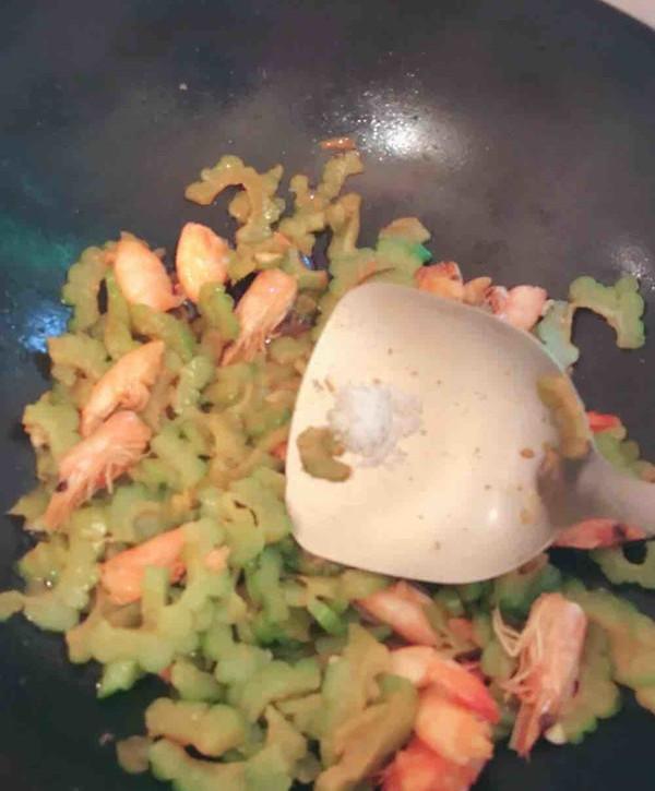 『苦瓜』真正的“刮油王”是它，隔天吃一些，清早排出隔夜黑臭便，无肚腩