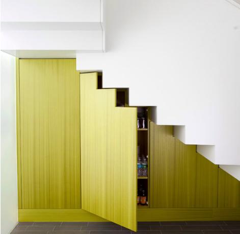 【】楼梯下面的空间不仅能打柜子，还能设计成孩子的小密室，太有趣了