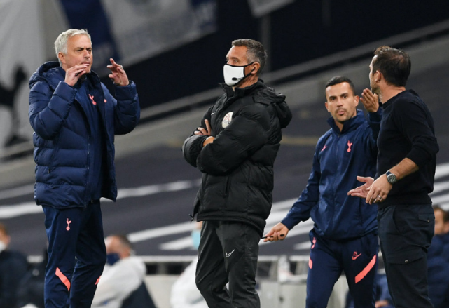 弗兰克·兰帕德|穆里尼奥主动握手言和，有谁注意到兰帕德的动作？球迷：不懂尊重