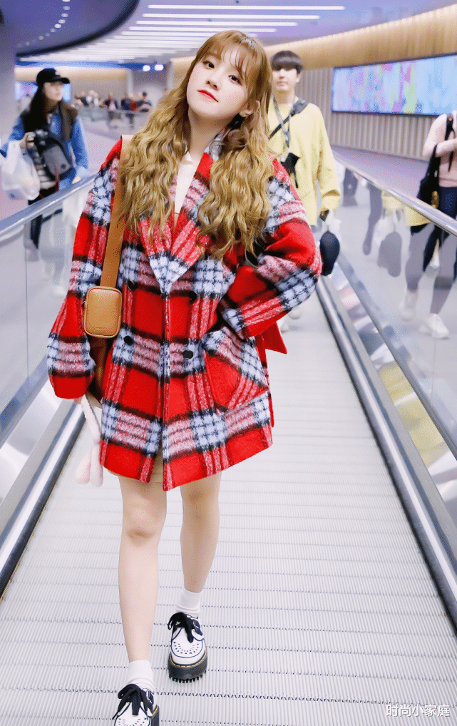 宋雨琦：终于信宋雨琦瘦身成功，当她只穿一件卫衣外出，秀出的A型腿酷爆