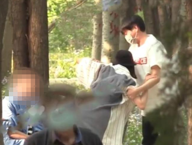 [唐艺昕]唐艺昕挺孕肚外出散心，张若昀全程伺候妻子很细心，唐艺昕手捧孕肚小心翼翼