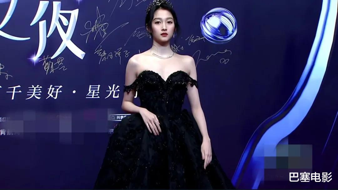 戚薇|红毯高清镜头女明星全露怯，国际章也扛不住，张萌戚薇脸太吓人