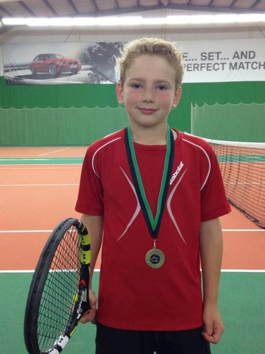 「」英国15岁男孩脚趾甲向内生长，拔掉之后竟然瘫痪，如今只能坐轮椅