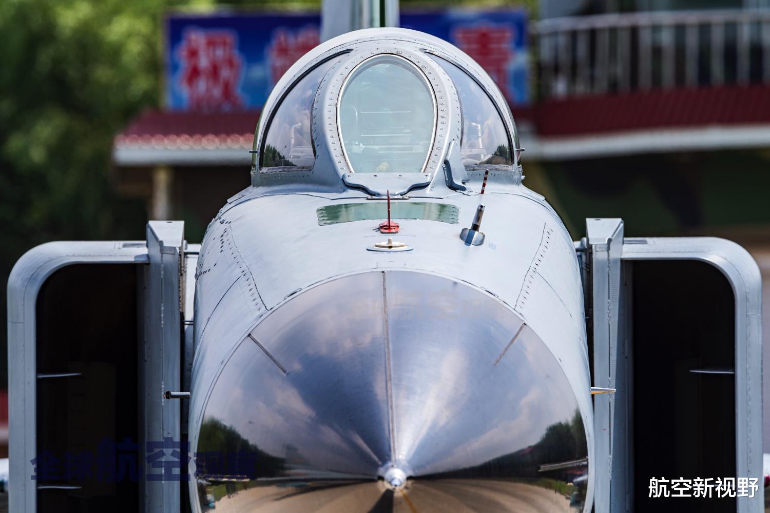 [歼-8]30年前空中美男子成追捧对象，如今宝刀不老，接班人一个比一个强