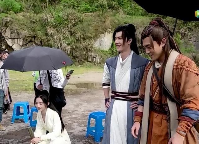 赵丽颖|有种无奈叫赵丽颖身高，全剧组踩增高箱陪她拍戏，幕后真实了