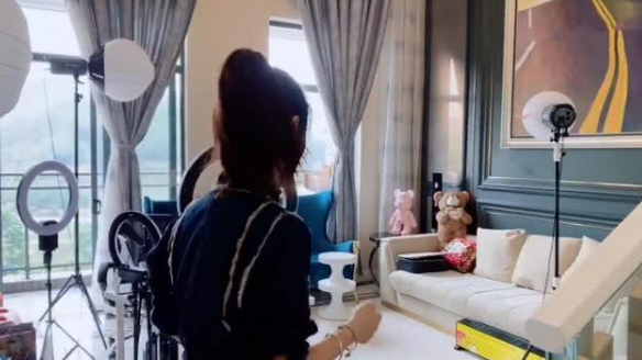 『薇娅』带货一姐薇娅千万豪宅内部曝光,老公背后默默支持!