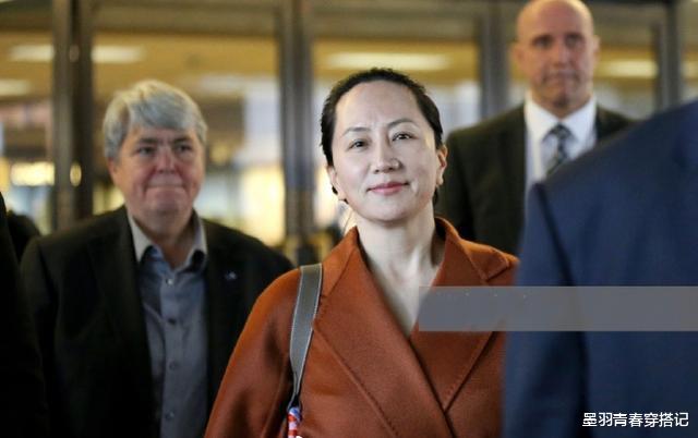 『华为』华为长女有气节！虽戴脚铐仍端庄面露微笑，大气长相跟何超琼太像