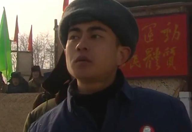 血色浪漫|血色浪漫：小混蛋原型有多硬？面对百人围攻，宁死抱树也绝不跪地