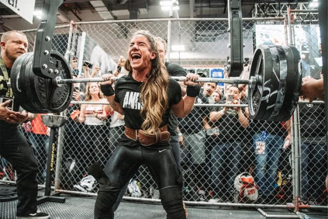 深蹲▲硬拉超过自己4倍体重，绝对的“力量女王”但又不失女神的魅力