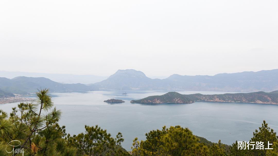 「泸沽湖」拍摄泸沽湖全景的最佳位置，原来是位于公路旁边的一个观景台