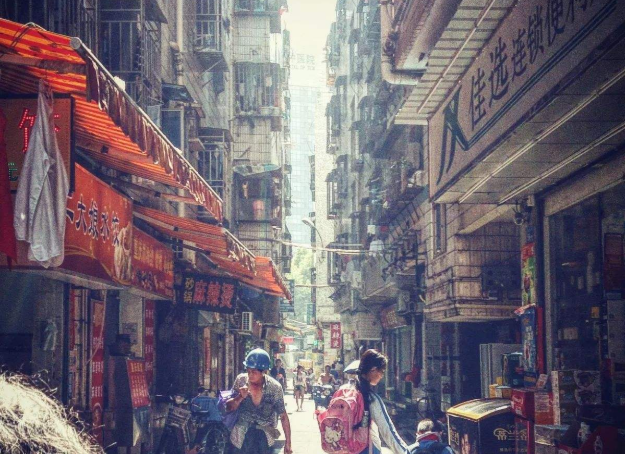 富人区|住1500万房子，拿4000工资，富人区里的穷人生活到底如何