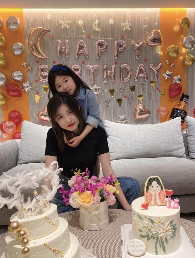 章子怡|章子怡为小苹果庆生，互相依偎似亲母女，15岁熙熙化浓妆显成熟